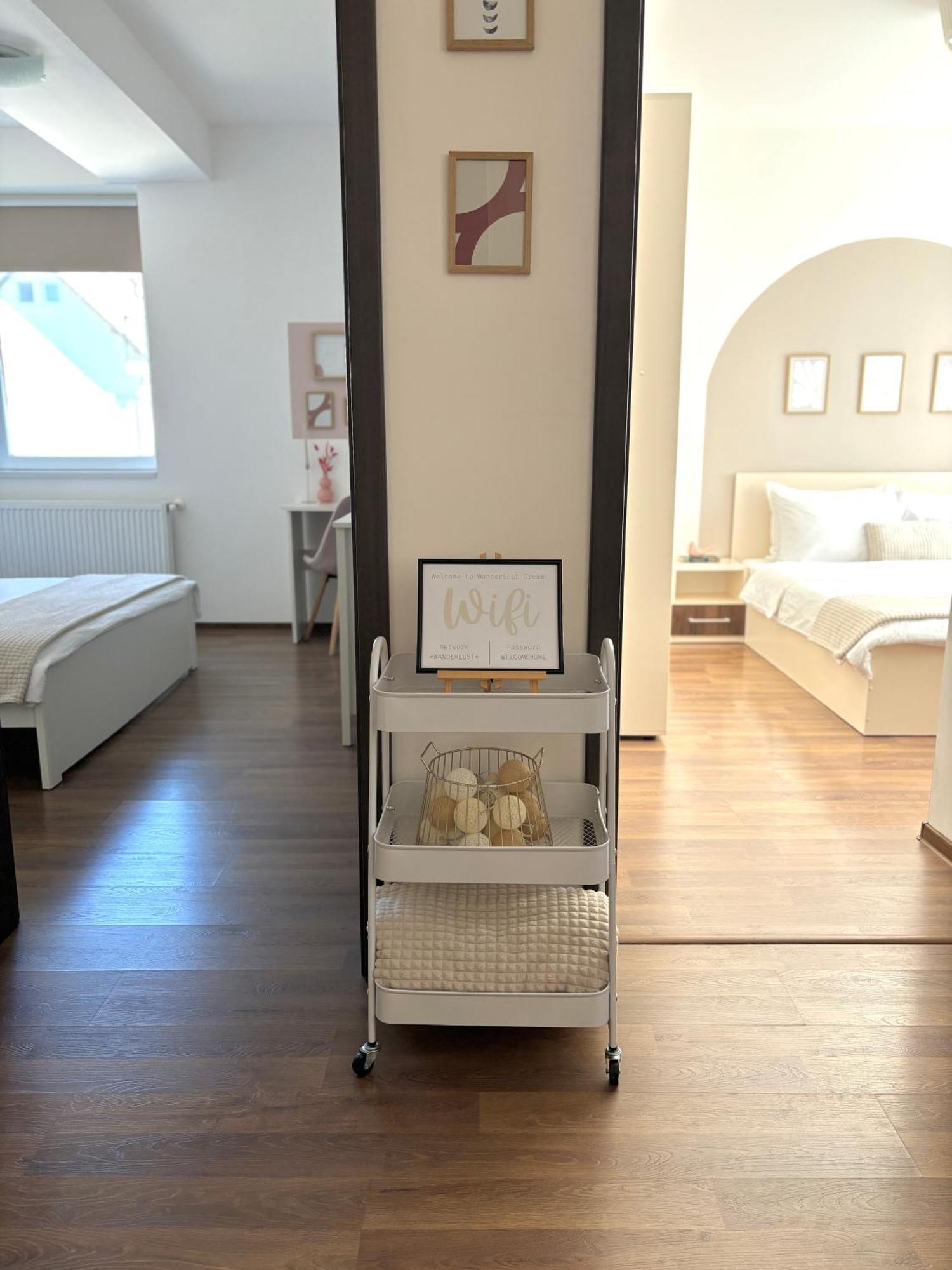 Wanderlust Home Cream, Rasnov Apt For 4, Wifi And Free Parking Exterior photo